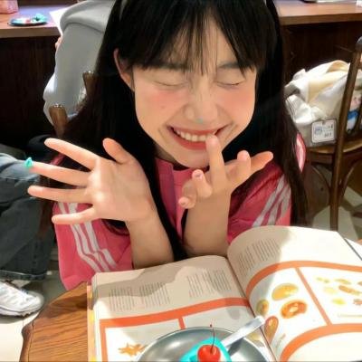 乐坛天后机场牵手女助理，本人沉默不回应，前后半年持续发酵